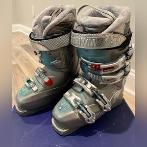 Women’s tecnica ski boots - Size 6.5